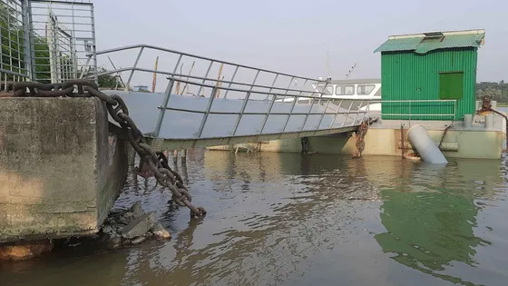 বাগেরহাটে জাহাজের ধাক্কায় ক্ষতিগ্রস্ত পন্টুন-স্পিডবোট