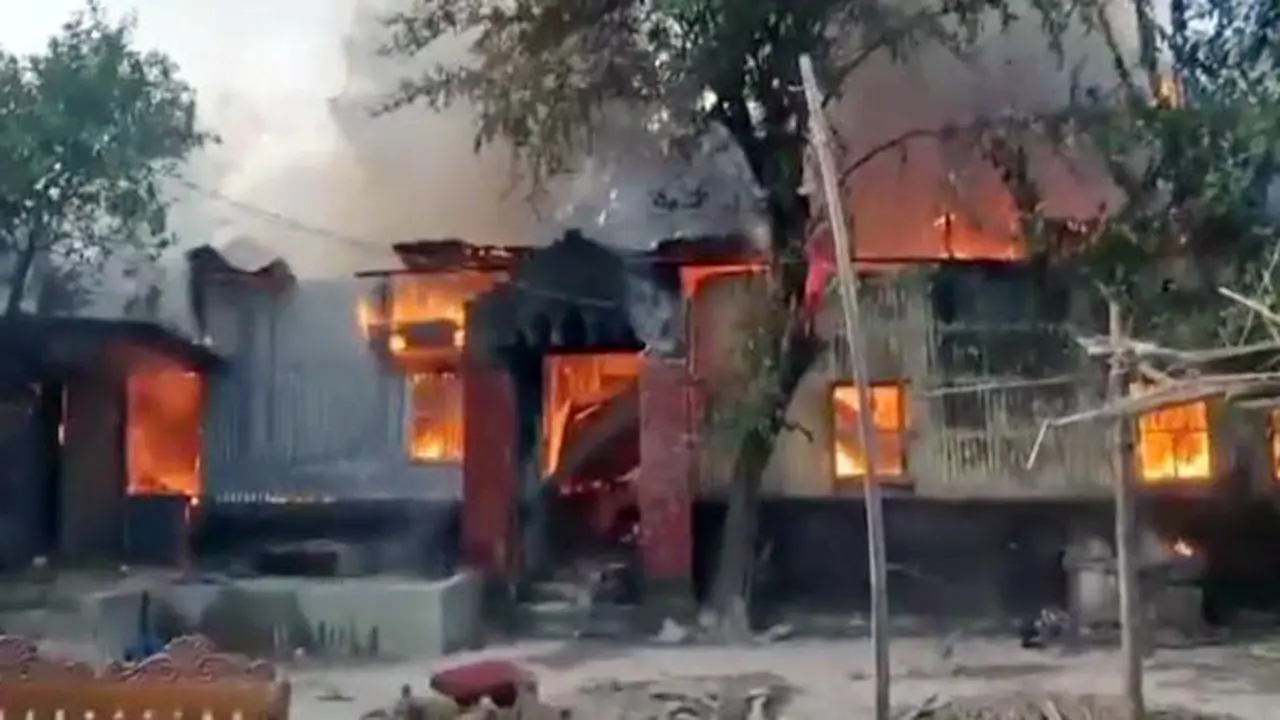 বগুড়ায় ভয়াবহ আগুনে ৪ পরিবারের সর্বস্ব পুড়ে ছাই