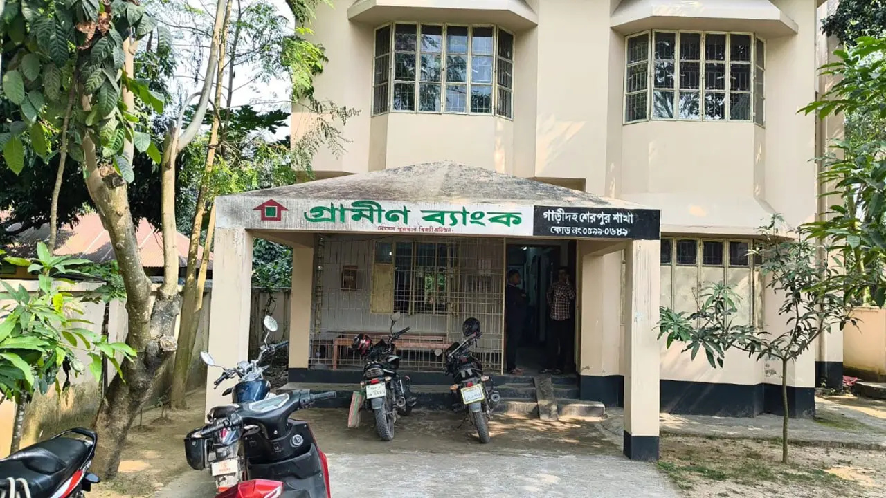 বগুড়ায় গ্রামীণ ব্যাংক শাখায় অগ্নিসংযোগ  