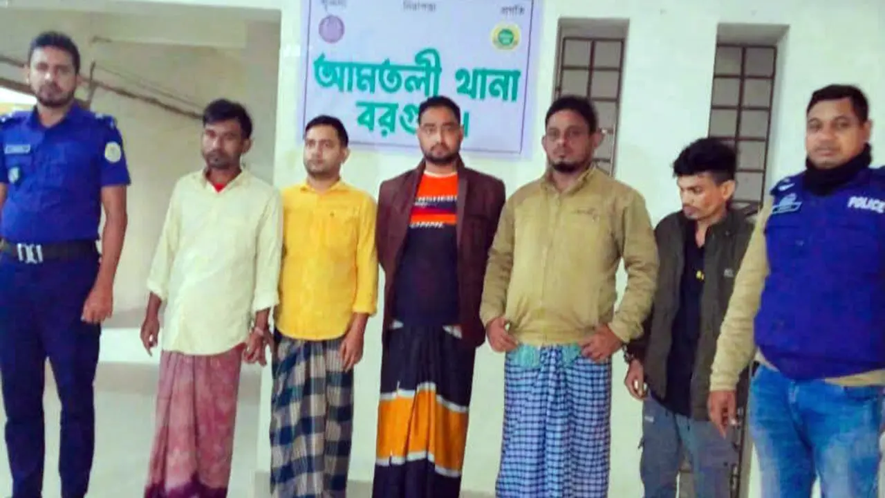 বরগুনায় বাসে অগ্নিসংযোগের ঘটনায় আ. লীগের ৫ নেতাকর্মী গ্রেপ্তার