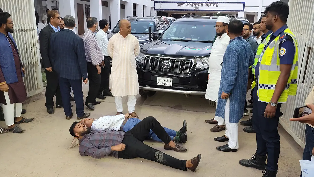 ভোলায় তিন উপদেষ্টাকে অবরুদ্ধ করলেন স্থানীয়রা