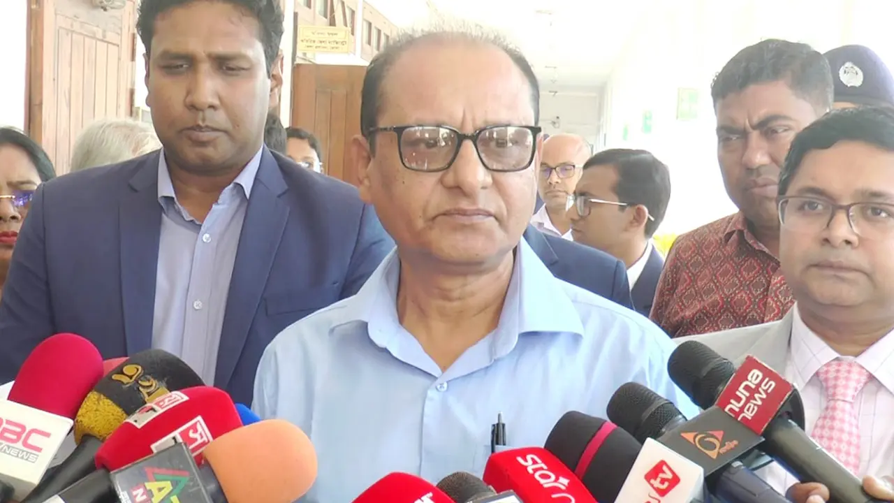 জানুয়ারির শুরুতেই বই পৌঁছাবে শিক্ষার্থীদের হাতে : শিক্ষা উপদেষ্টা