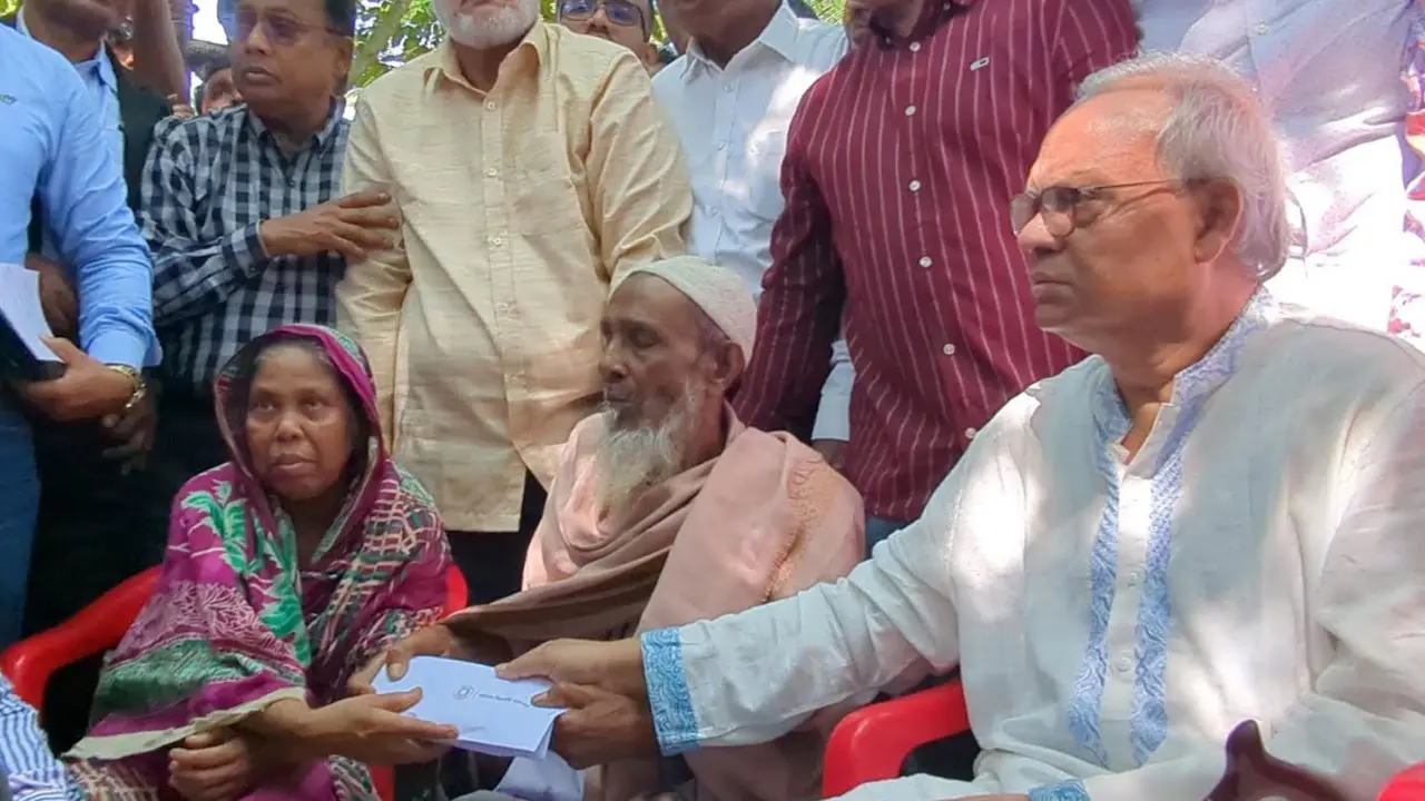 পটুয়াখালীতে অসহায় বৃদ্ধ দম্পতির বাড়িতে সহায়তা নিয়ে হাজির রিজভী