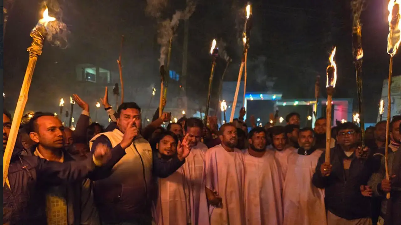 বিএনপির প্রার্থী পরিবর্তনের দাবিতে কাফনের কাপড় পরে মশাল মিছিল
