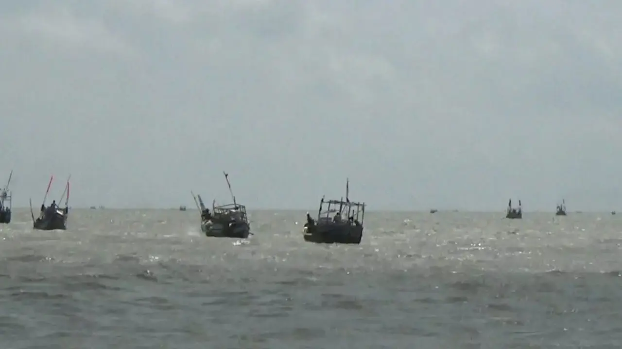 বঙ্গোপসাগরে মাছ ধরতে গিয়ে ১৩ জেলে নিখোঁজ