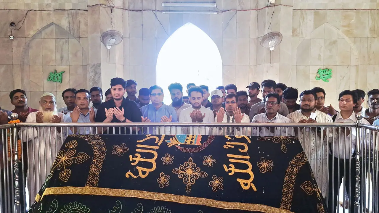 বগুড়ায় মাজার জিয়ারতের মাধ্যমে মীর স্নিগ্ধর রাজনৈতিক যাত্রা শুরু