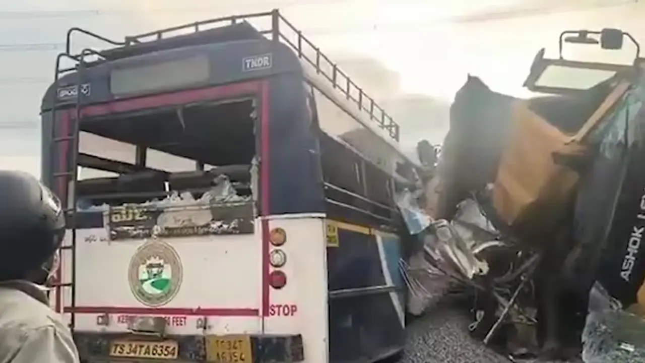 ভারতে বাস-ট্রাক মুখোমুখি সংঘর্ষে ১৯ জন নিহত