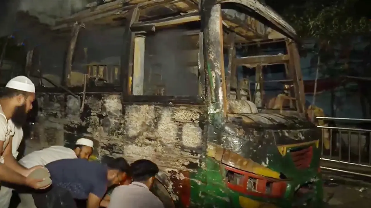 মধ্যরাতে রাজধানীতে তিন বাস ও প্রাইভেটকারে আগুন
