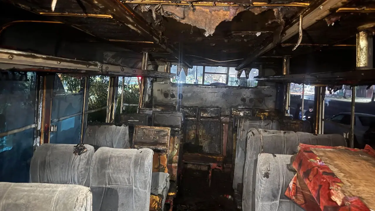সাভারে এক রাতে দাঁড়িয়ে থাকা দুই বাসে আগুন