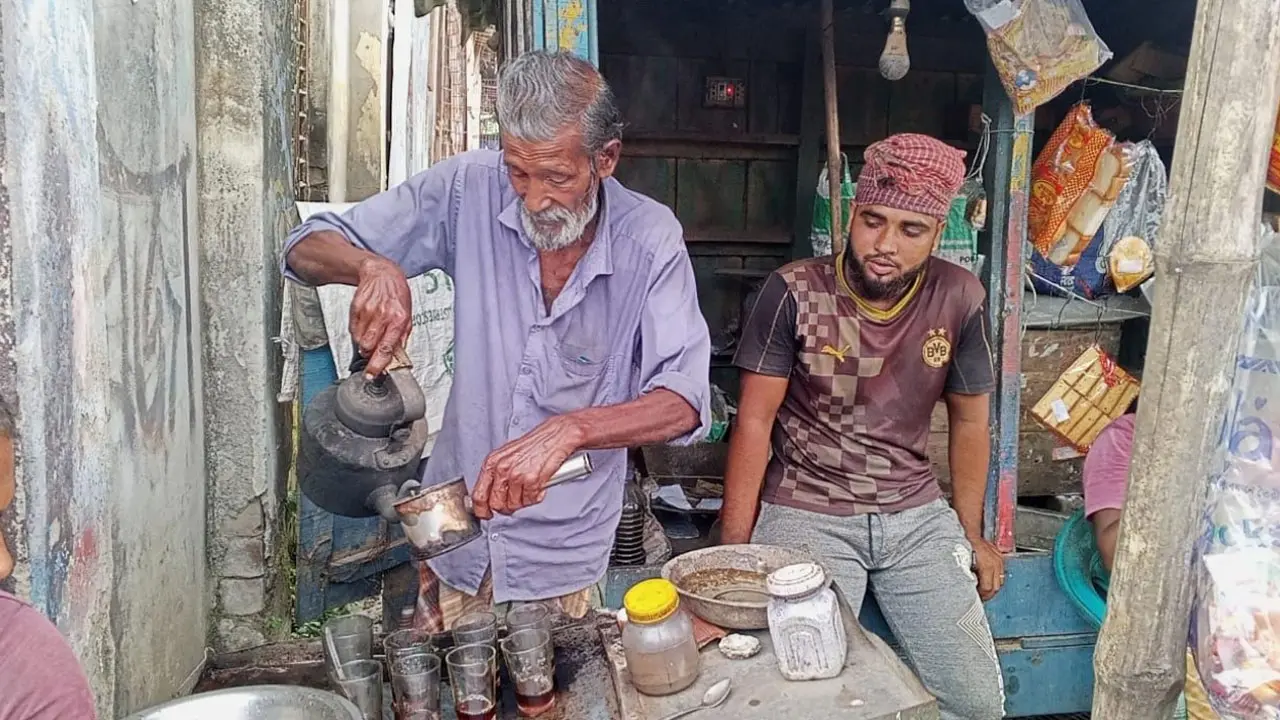 ২০ বছর ধরে দুই টাকায় চা বিক্রি করছেন চুয়াডাঙ্গার লতিফ শাহ