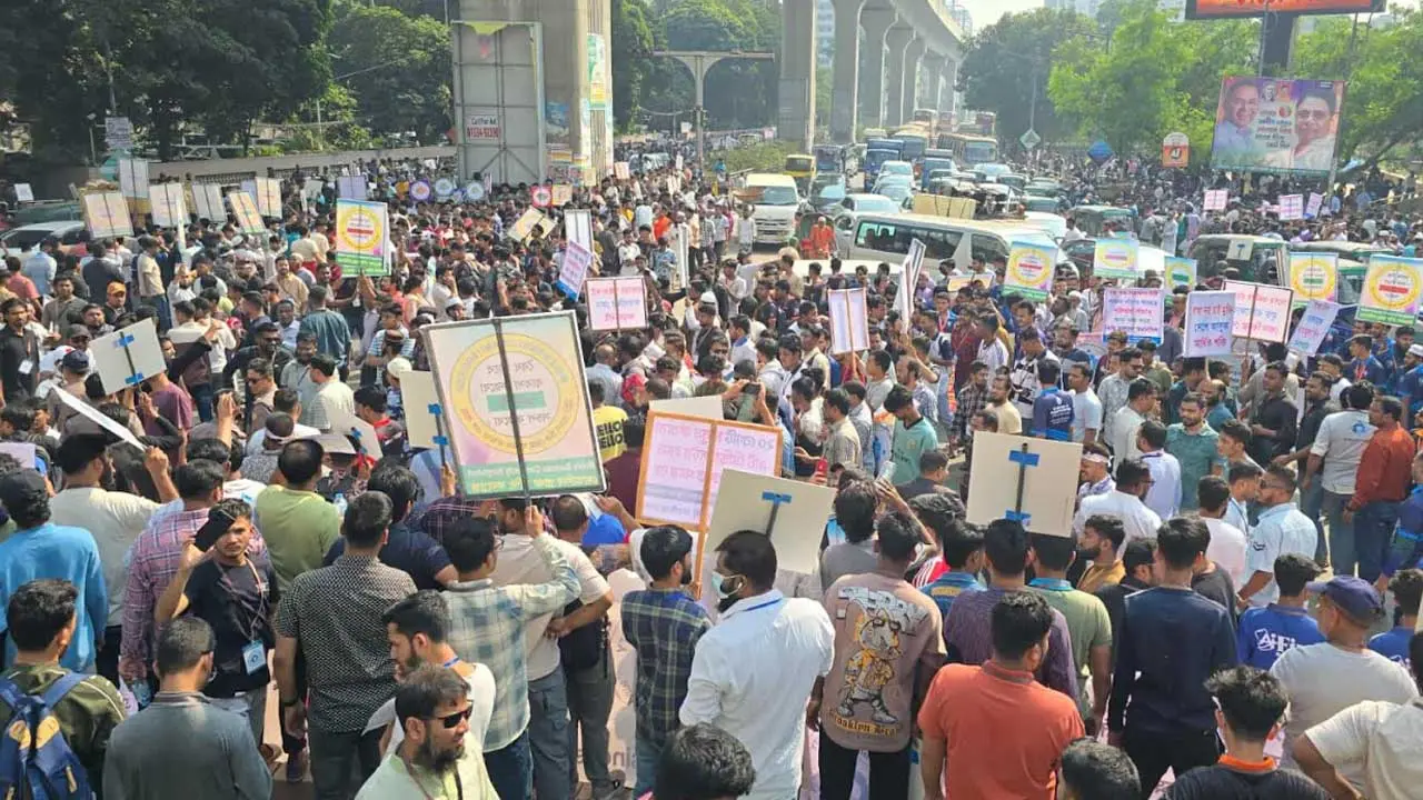 এনইআইআর ব্যবস্থার সংস্কারের দাবিতে মোবাইল ব্যবসায়ীদের মানববন্ধন