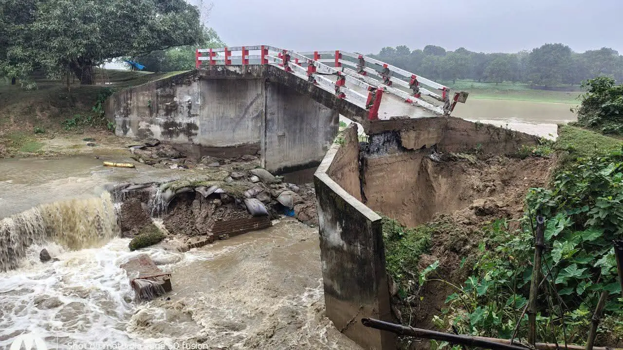রাতভর বৃষ্টিতে ভেঙে পড়েছে কালভার্ট,  যাতায়াত বন্ধ ৩ ইউনিয়নের বাসিন্দাদের