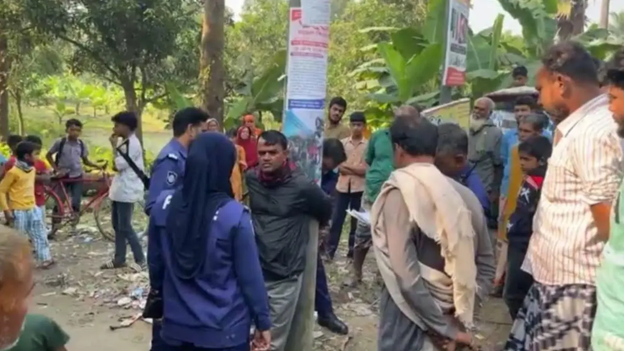 অগ্নিসংযোগে জড়িত সন্দেহে আ.লীগ নেতার ছেলেকে খুঁটিতে বেঁধে পিটুনি