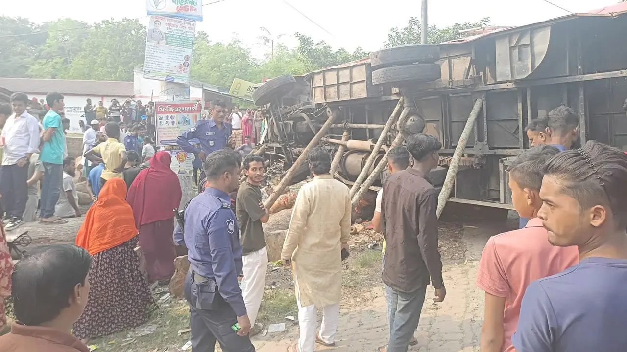 চুয়াডাঙ্গায় বাসচাপায় পাখিভ্যানের চালকসহ নিহত ২