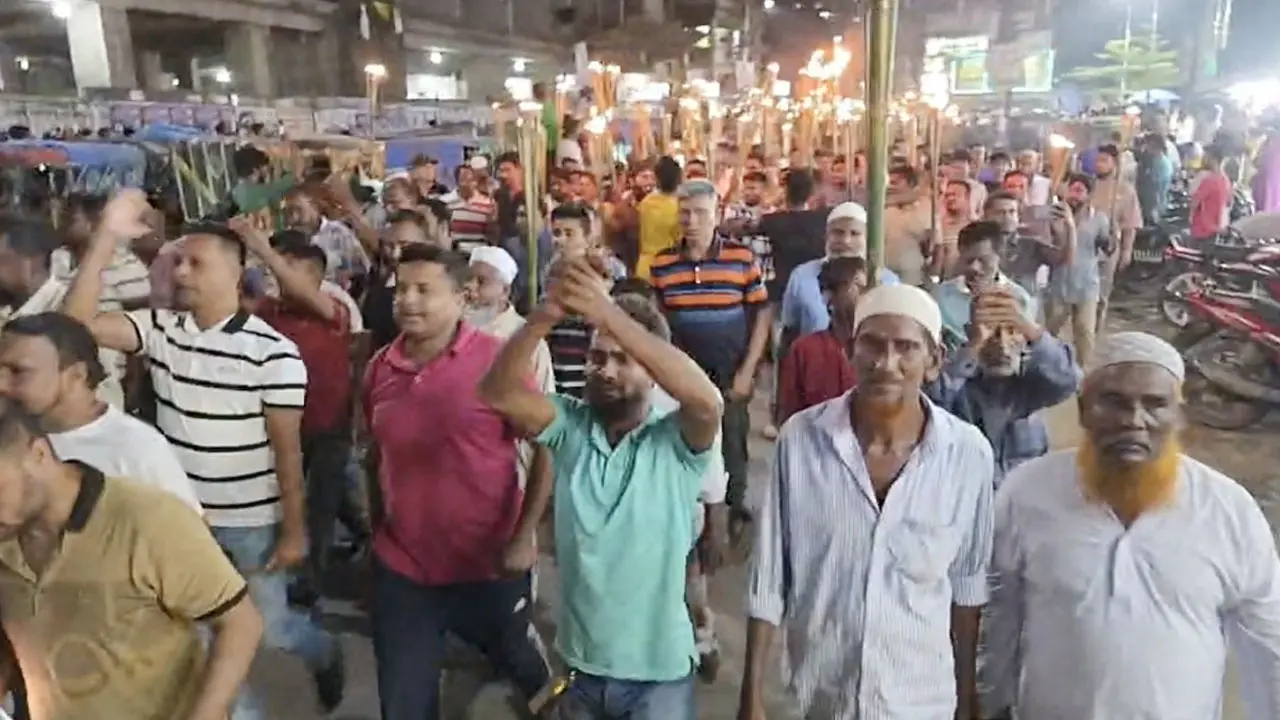 মনোনয়ন না পাওয়ায় কুমিল্লায় বিএনপি নেতা ইয়াছিনের সমর্থকদের মশাল মিছিল