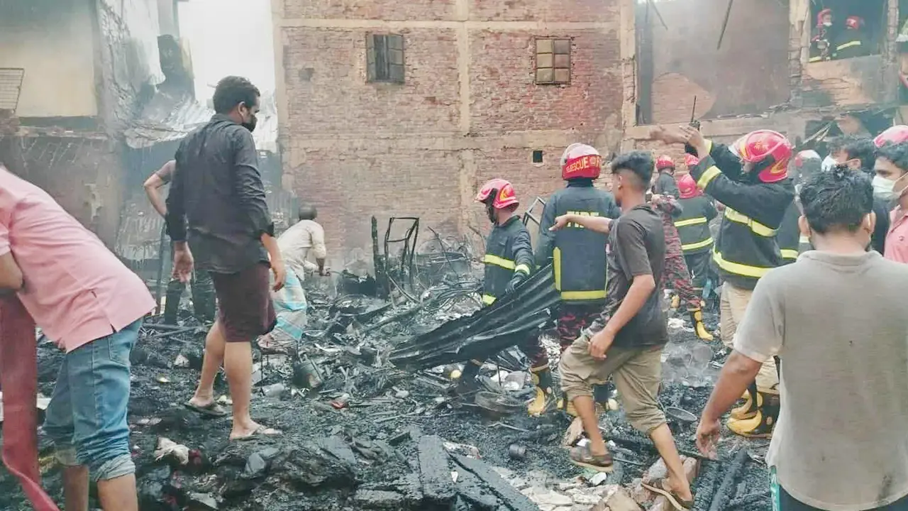 উখিয়ায় ভয়াবহ অগ্নিকাণ্ডে শতাধিক দোকান পুড়ে ছাই, নিহত ১