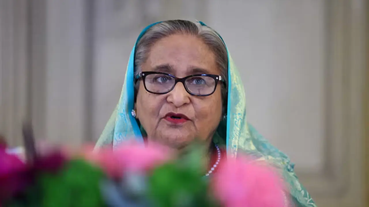 শেখ হাসিনাকে ফেরতের বিষয়ে ভারতের ‘পর্যালোচনার’ অর্থ কি?