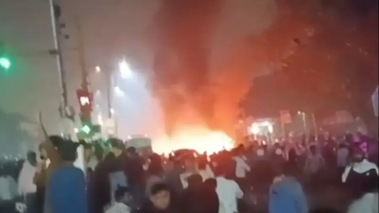 দিল্লিতে ভয়াবহ বিস্ফোরণ, যানবাহনে আগুন