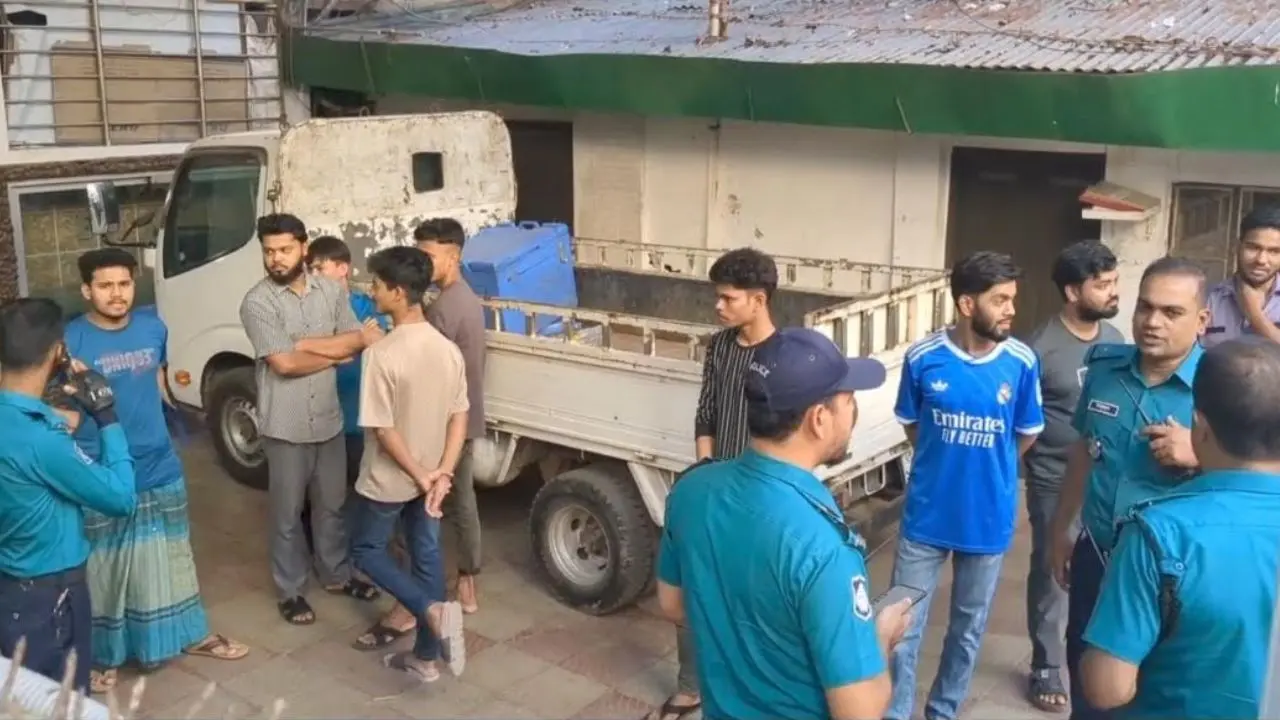সাবেক শিক্ষামন্ত্রীর বাসায় অভিযান, আটক ৭