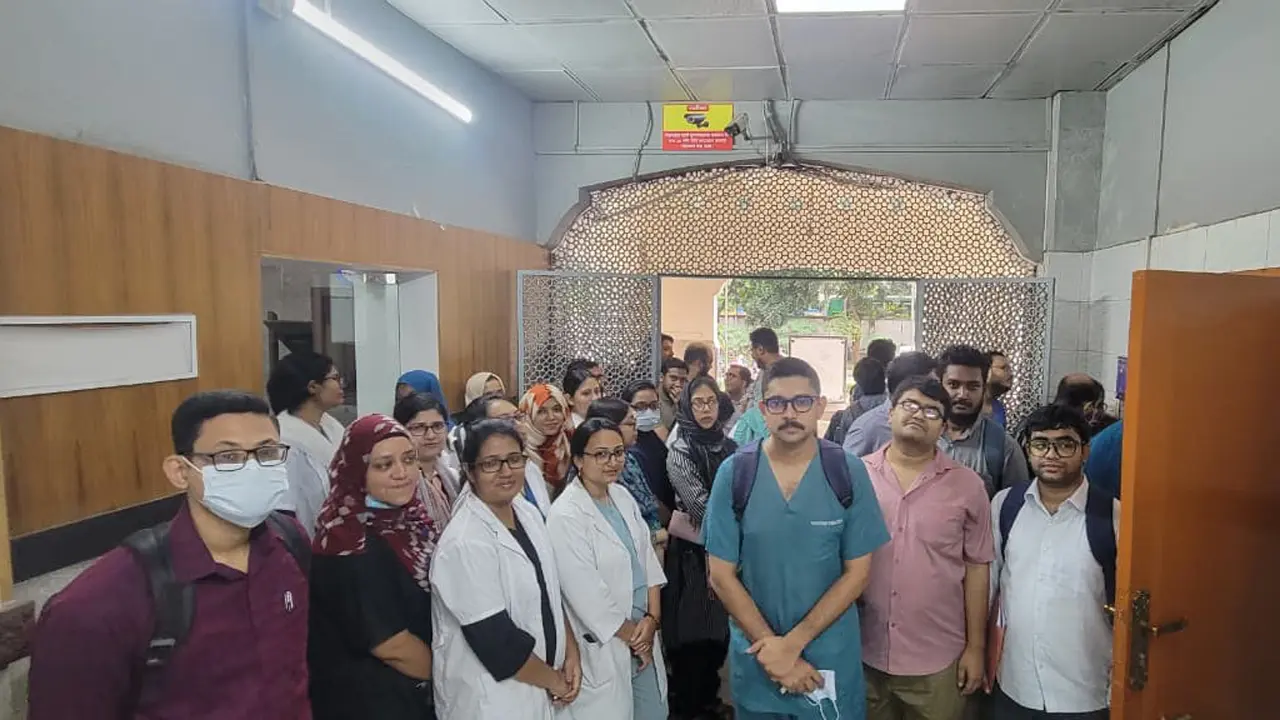 ঢামেকে অধস্তন নারী চিকিৎসককে অশোভন মন্তব্য, দেড় ঘণ্টা বন্ধ রুটিন অপারেশন