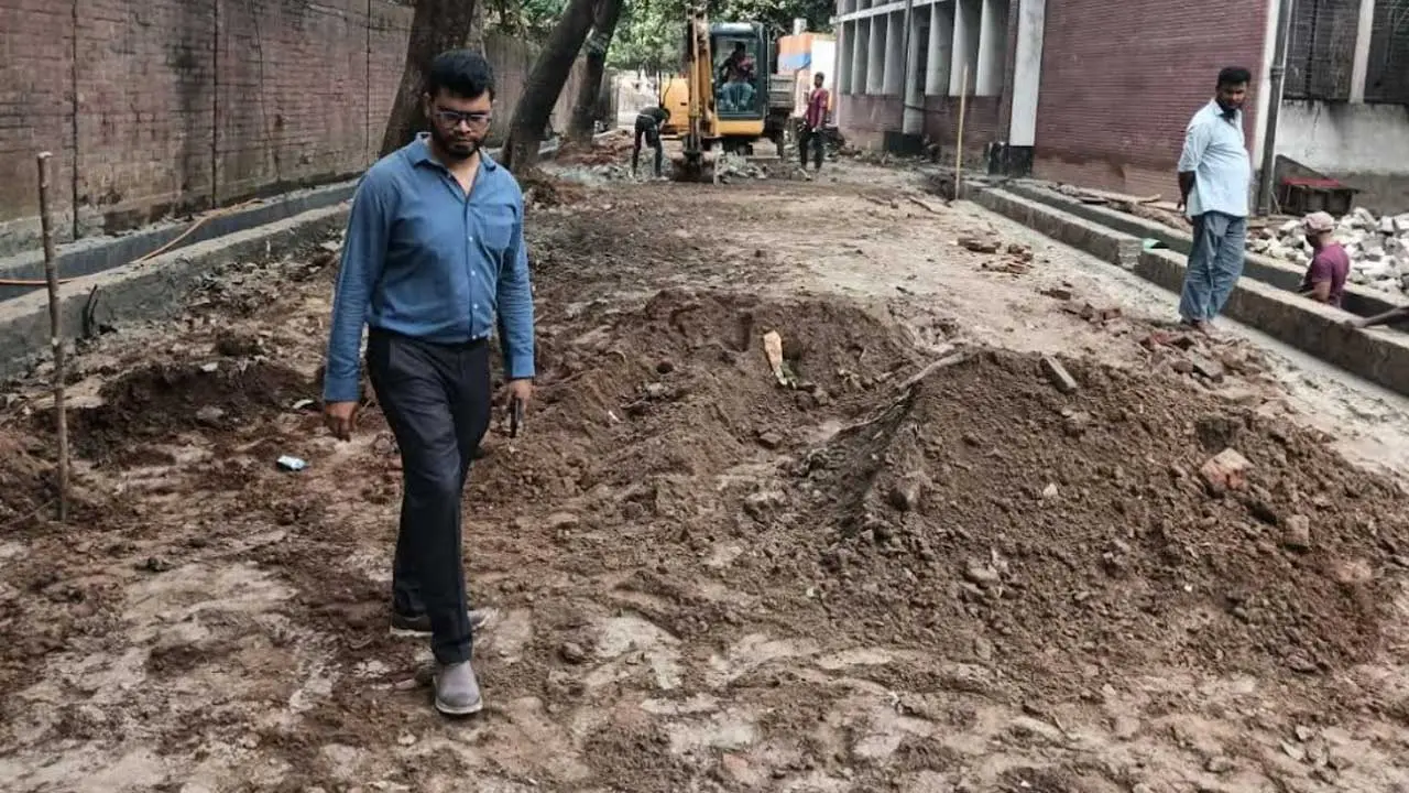 ৬০ ফিট সড়কে ড্রেনের কাজ করছে ডিএনসিসি