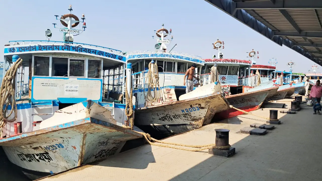 পদ্মা সেতুর প্রভাবে দৌলতদিয়া-পাটুরিয়া নৌরুটে যাত্রী সংকট