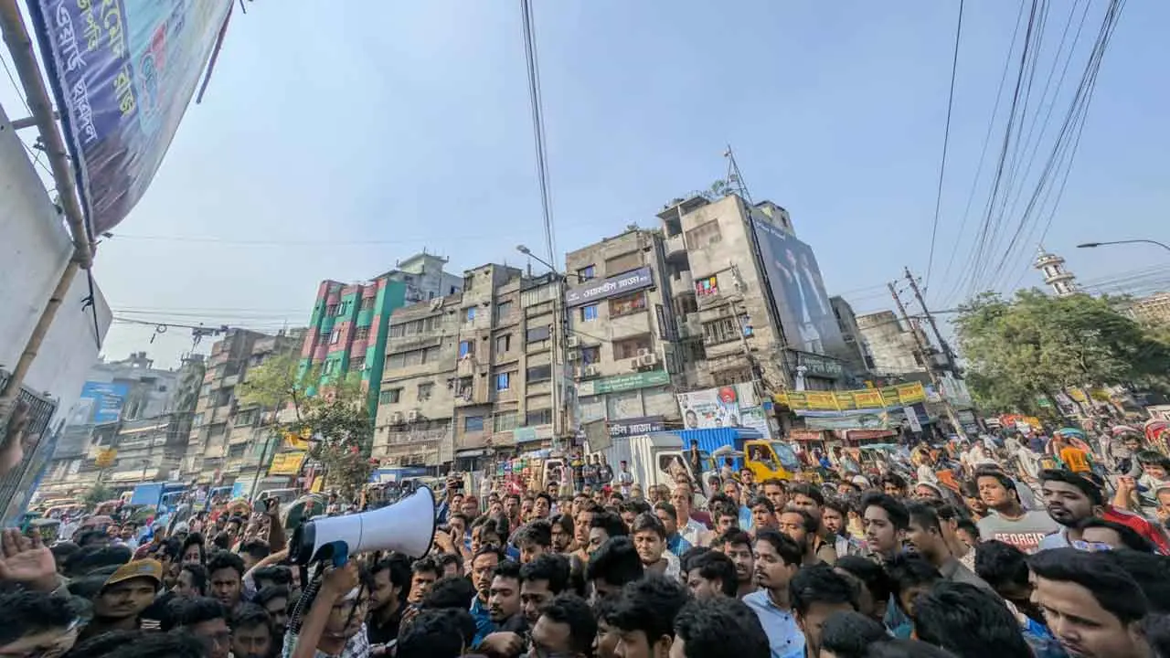 রাজধানীর দয়াগঞ্জে ট্রাফিক পুলিশ সহায়তাকারীর হামলায় জবির ৫ শিক্ষার্থী আহত