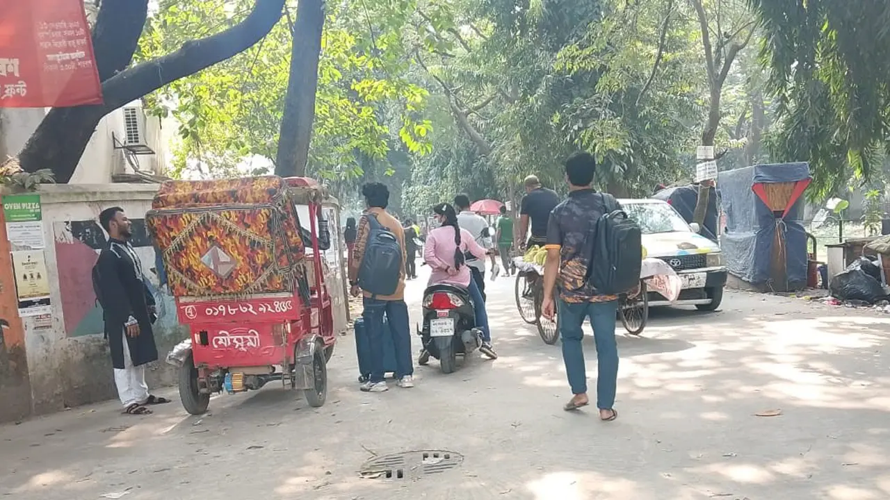 ঢাবি বন্ধের সিদ্ধান্তে হল ছাড়তে শুরু করেছেন শিক্ষার্থীরা