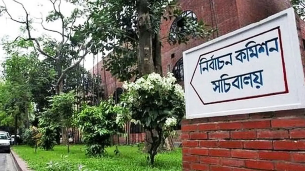 নির্বাচন কমিশন এলাকা থেকে ককটেল–সদৃশ ৪টি বস্তু উদ্ধার