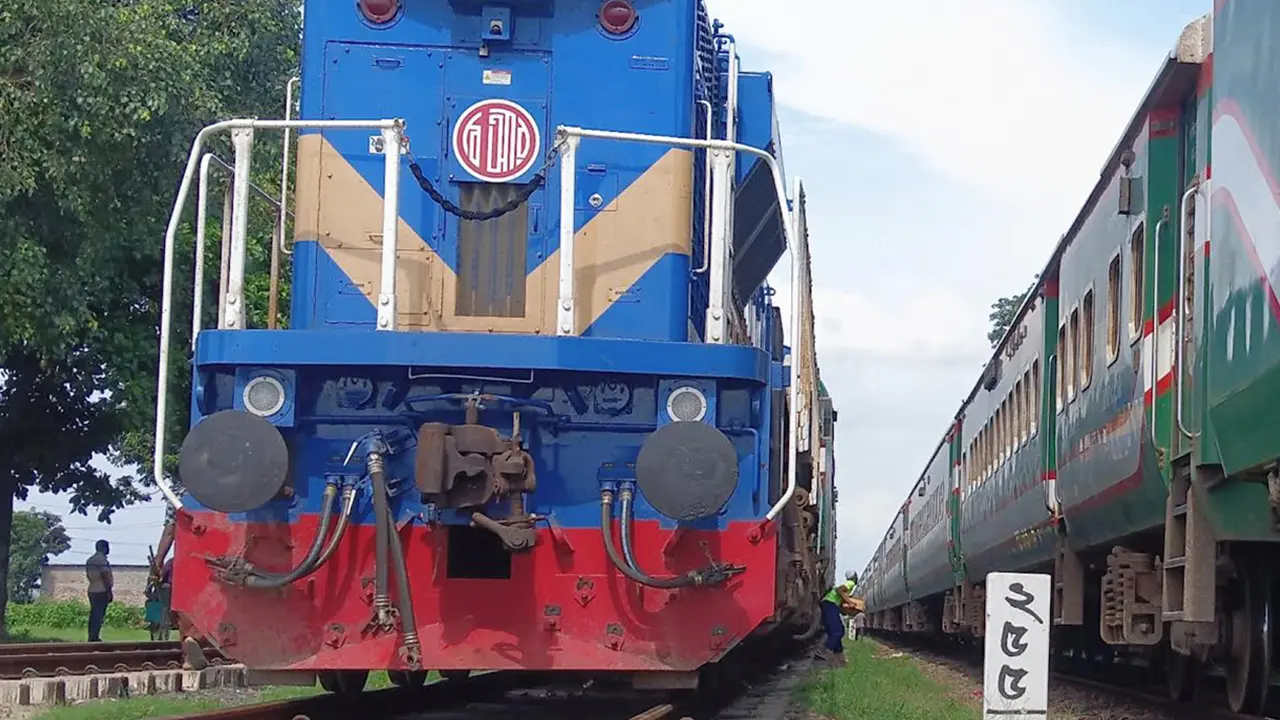 চলন্ত ট্রেনের ছাদ থেকে পড়ে প্রাণ গেল যুবকের
