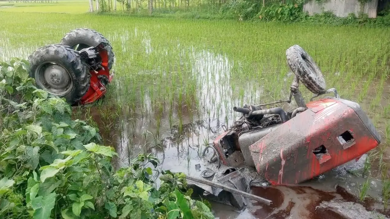 ট্রাকটরের নিচে ৬ ঘণ্টা চাপা পড়ে ছিল চালক, উদ্ধার করল পুলিশ