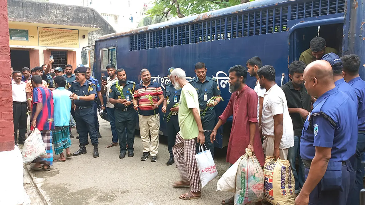 ফেনীতে দ্বিতীয় কারাগারে স্থানান্তর হচ্ছে ১৮০ বন্দি, ফুল দিয়ে বরণ