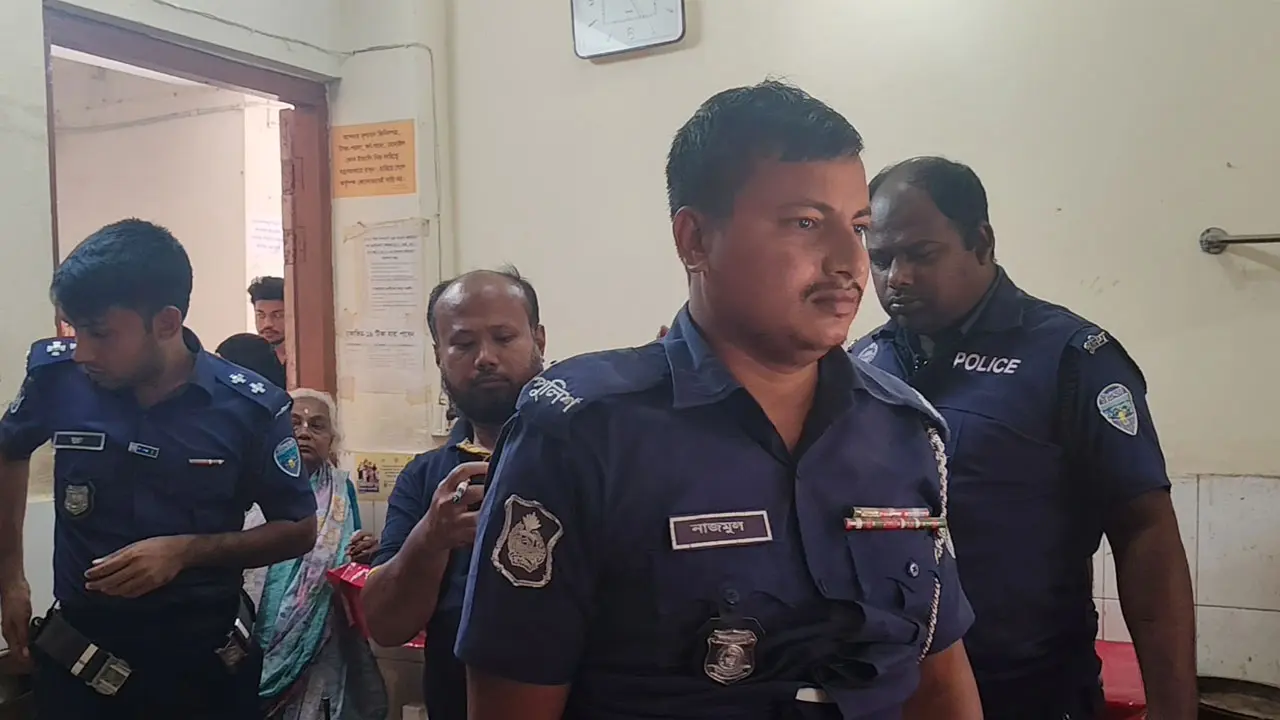 অভিযোগ তদন্ত করতে গিয়ে হামলার শিকার তিন পুলিশ সদস্য