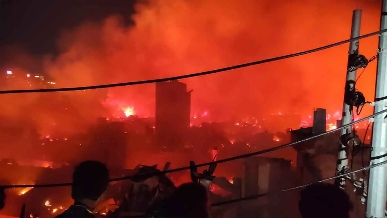 কড়াইল বস্তিতে আগুনের ঘটনায় প্রধান উপদেষ্টার উদ্বেগ ও সমবেদনা