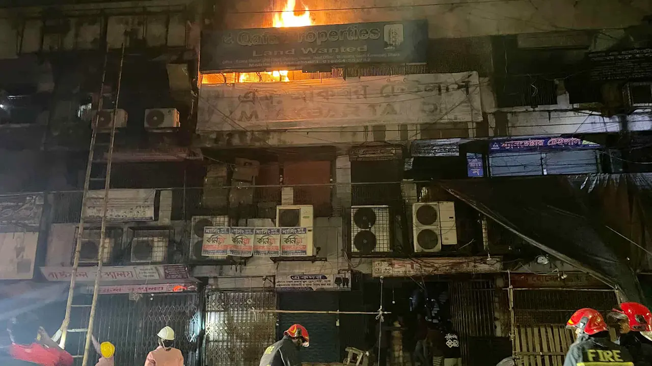 গুলিস্তানে আ. লীগের দলীয় কার্যালয়ের পাশের মার্কেটে আগুন