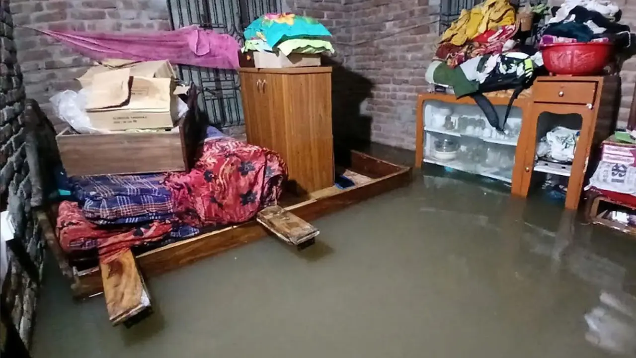 রাতভর বৃষ্টিতে চাঁপাইনবাবগঞ্জ শহরে বাসাবাড়িতে ঢুকেছে পানি
