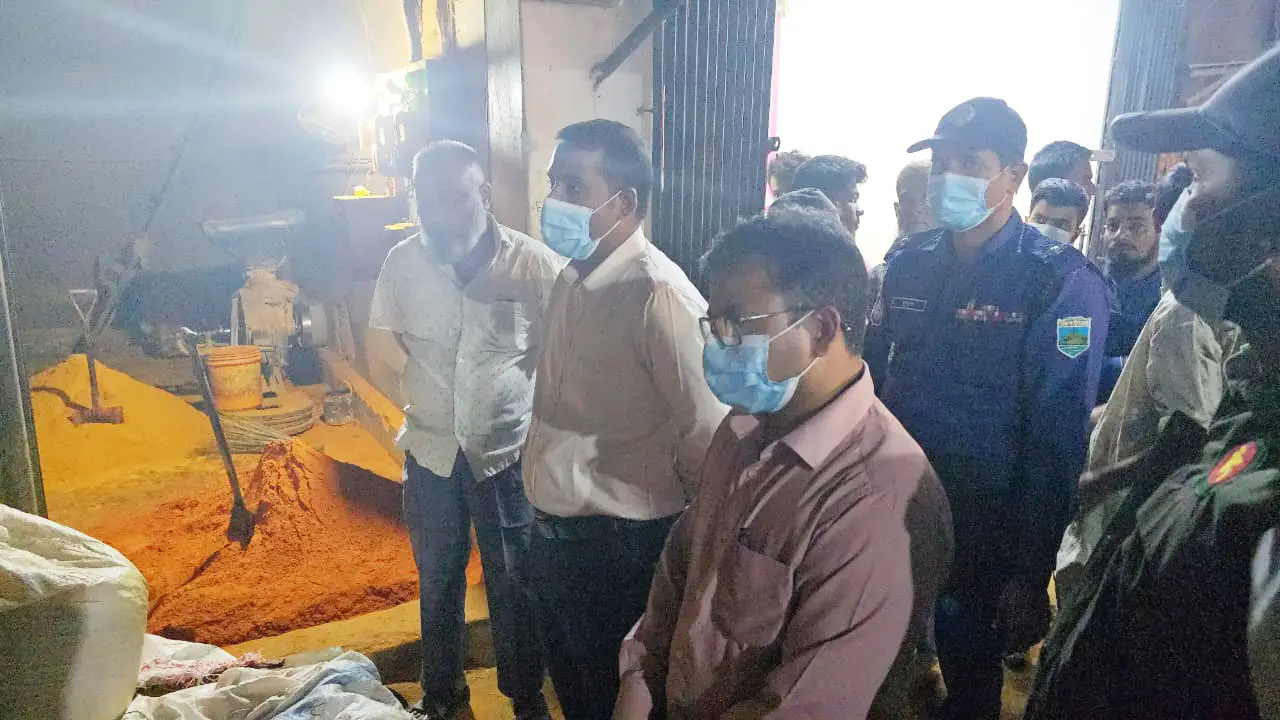 হলুদ-মরিচের গুঁড়ায় কাপড়ের রং মিশিয়ে ভেজাল