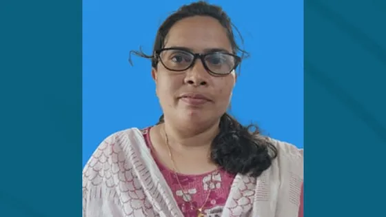 ঘুষের টাকা গুনে নেওয়া ভূমি অফিসের নারী কর্মচারী বরখাস্ত