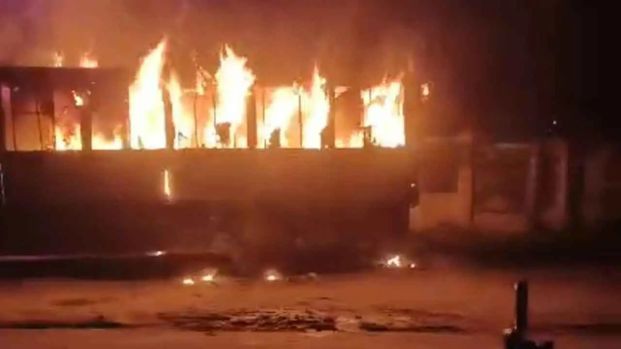 হাজারীবাগ বেড়িবাঁধে বাসে আগুন