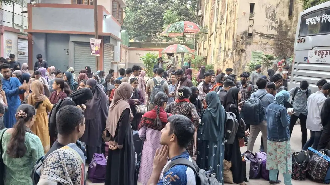জবি শিক্ষার্থীদের জন্য বাস সেবা দিতে চায় শিবির, অনুমতি দেয়নি কমিশন