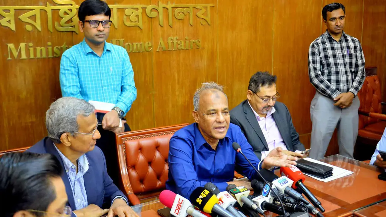 রায়কে ঘিরে আতঙ্ক দেখতে পাচ্ছি না : স্বরাষ্ট্র উপদেষ্টা