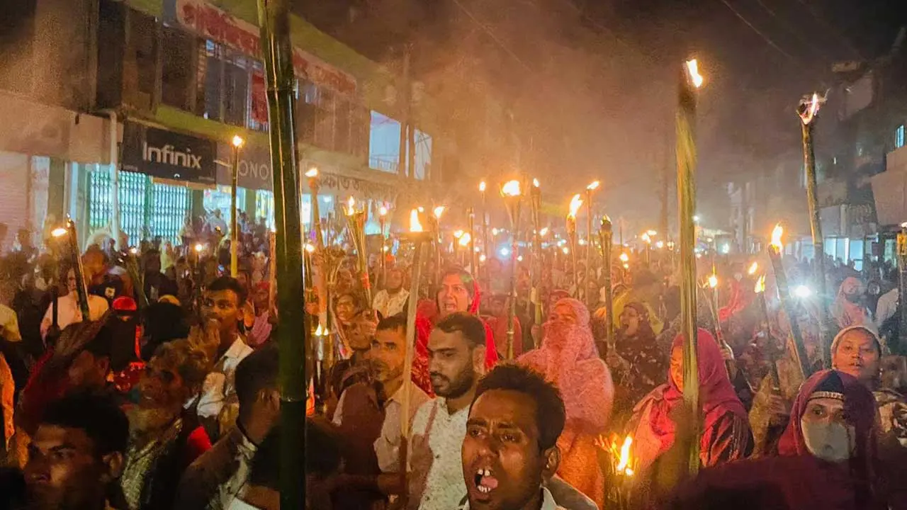 জামালপুরে গ্রাহকের ৭২০ কোটি টাকা ফেরতের দাবিতে মশাল মিছিল