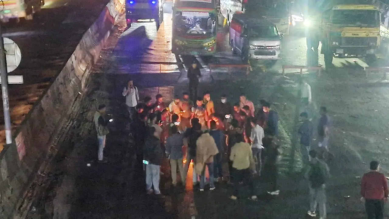 দুই উপদেষ্টার ছবি জ্বালিয়ে ঢাকা-আরিচা মহাসড়ক অবরোধ