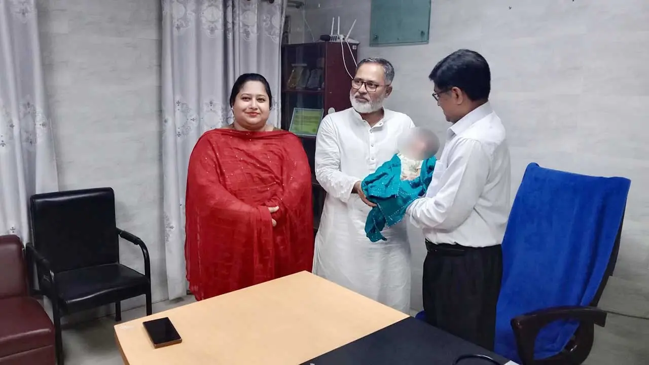 ‘ড্রেনে পাওয়া’ শিশুর দায়িত্ব পেতে এফডিআর করতে হলো ব্যাংক কর্মকর্তাকে