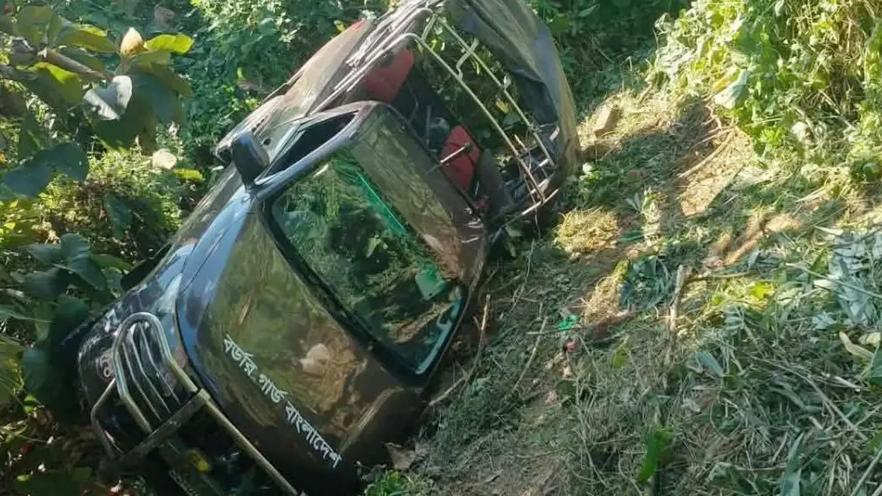 সাজেকে বিজিবির টহল গাড়ি খাদে, আহত ২