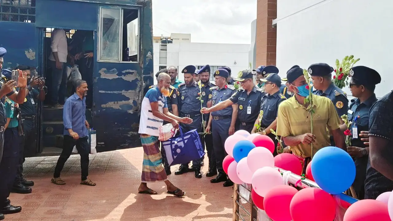 অবশেষে চালু হলো খুলনার আধুনিক কারাগার, কয়েদিদের ফুল দিয়ে বরণ