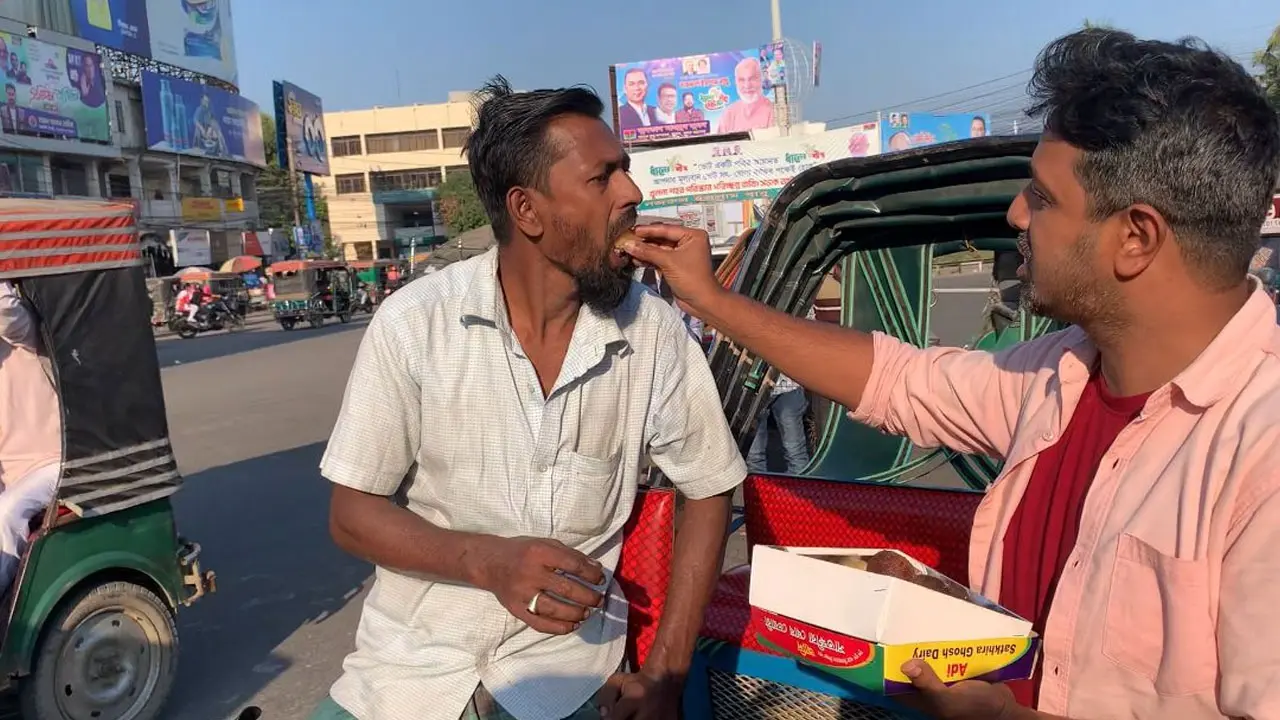 শেখ হাসিনার মৃত্যুদণ্ডে খুলনায় ছাত্র-জনতার উল্লাস, মিষ্টি বিতরণ