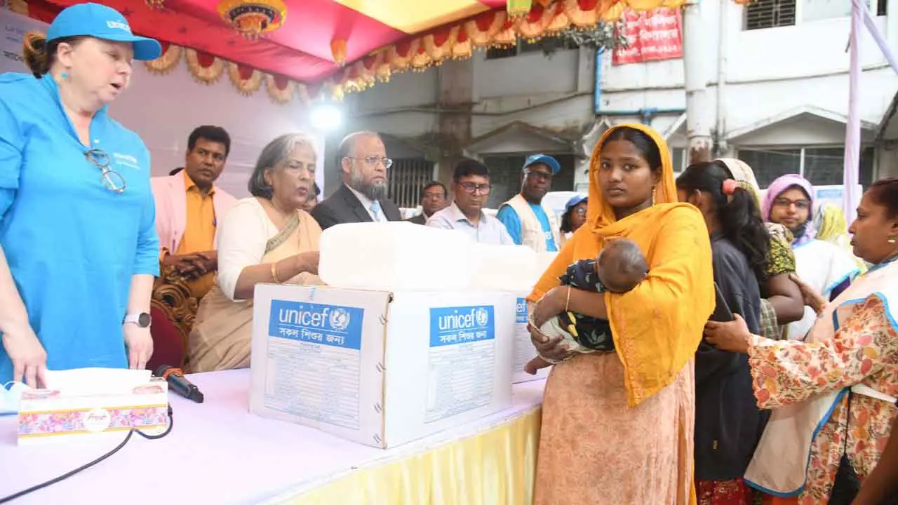 ক্ষতিগ্রস্ত শিশুদের পরিবারের মধ্যে ত্রাণসামগ্রী বিতরণ