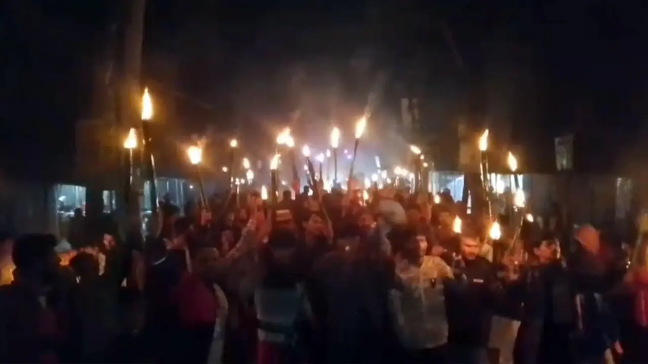 কুড়িগ্রামে প্রার্থী পরিবর্তনের দাবিতে বিএনপির মশাল মিছিল