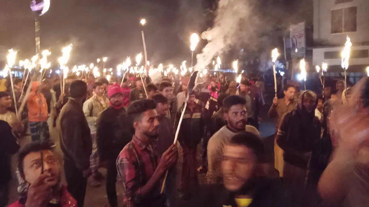 কুষ্টিয়া-৩ আসনে সোহরাবের মনোনয়ন দাবিতে মশাল মিছিল, মহাসড়ক অবরোধ